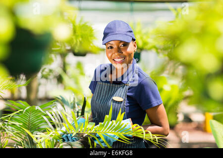 Porträt des jungen Afro American Kindergarten Arbeiter Gartenarbeit Stockfoto