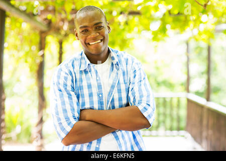 unbeschwerte African American Jüngling mit verschränkten im freien Stockfoto
