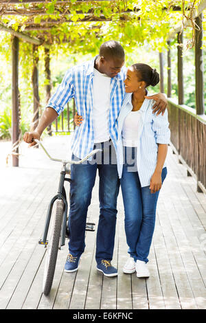 schöne afrikanische paar mit dem Fahrrad im freien Stockfoto