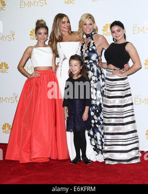 Los Angeles, Kalifornien, USA. 25. August 2014. SARAH HYLAND, SOFIA VERGARA, JULIE BOWEN, AUBREY ANDERSON-EMMONS und ARIEL WINTER im Presseraum während der 66. Annual Primetime Emmy Awards statt im Nokia Theatre. Bildnachweis: TLeopold/Globe Fotos/ZUMA Draht/Alamy Live-Nachrichten Stockfoto