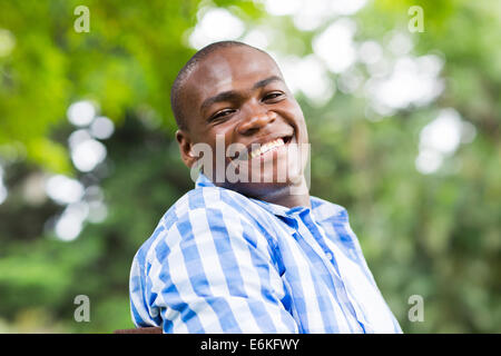 Porträt von gut aussehenden jungen afrikanischen Mann Nahaufnahme Stockfoto