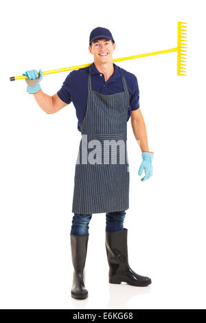 Gärtner mit einer Harke über seine Schulter auf weißem Hintergrund Stockfoto