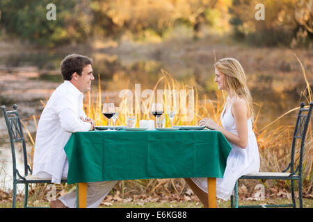 junges Paar mit romantischen Abendessen zusammen im freien Stockfoto
