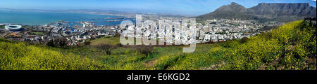 Cape Town-Panorama zeigt das Stadion, Waterfront und Tafelberg Stockfoto