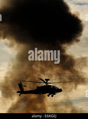 APACHE Angriff Hubschrauber mit CLOUD OF SMOKE aufrecht Stockfoto