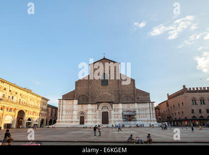 Menschen entspannen sich vor der Basilika San Petronio, der Hauptkirche von Bologna, Emilia Romagna, Norditalien auf der Piazza Maggiore Stockfoto