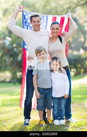 Amerikanische vierköpfige Familie mit USA-Flagge im freien Stockfoto