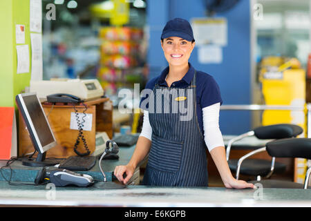 schöne Frau arbeitet als Kassiererin im Supermarkt Stockfoto