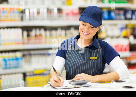 schöne Verkäuferin Supermarkt Lager schriftlich Stockfoto