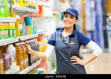 schönen Supermarkt Verkäuferin im Laden stehen Stockfoto