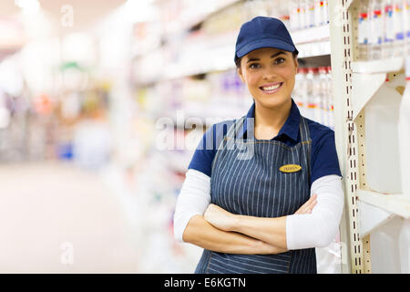 Porträt von hübschen Supermarkt Verkäuferin Stockfoto