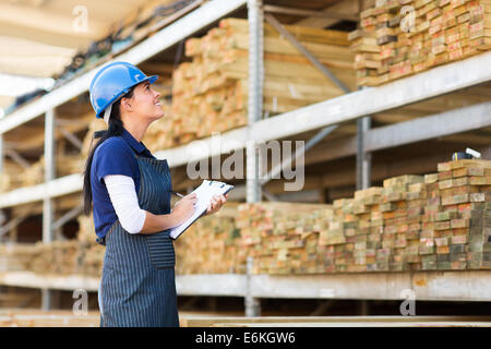 wunderschöne Arbeitnehmerin Inventur im Lager Stockfoto