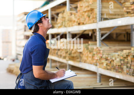 männliche Arbeitnehmer arbeiten im Lager Stockfoto