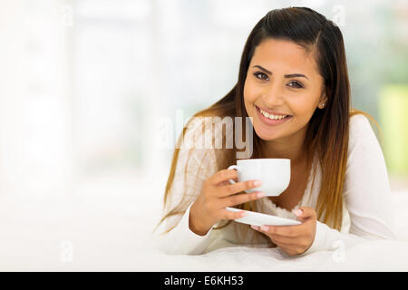 schöne junge Frau trinken Kaffee im Bett Stockfoto