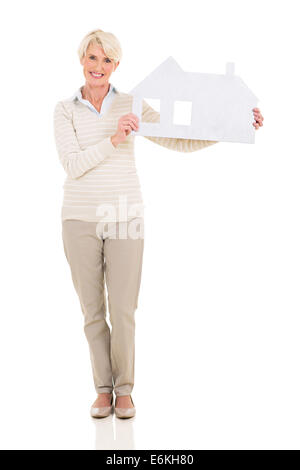 Porträt von glücklich Mittelalter Frau hält Papierhaus Stockfoto