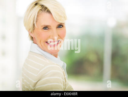 Porträt von schöne mittlere gealterte Frau drinnen hautnah Stockfoto