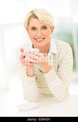 friedliche senior Frau trinkt Kaffee zu Hause Stockfoto