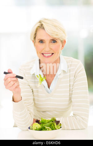 Porträt der gesunde ältere Frau mit Gemüsesalat Stockfoto