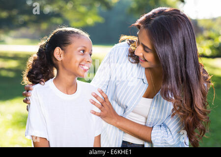 ziemlich indischen Mutter im Gespräch mit ihrer schönen Tochter im freien Stockfoto