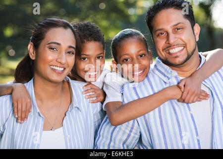 Porträt der indischen Familie Spaß zusammen im freien Stockfoto