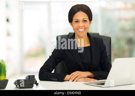 wunderschöne afrikanische mittleren gealterten Geschäftsfrau im Büro in die Kamera schaut Stockfoto