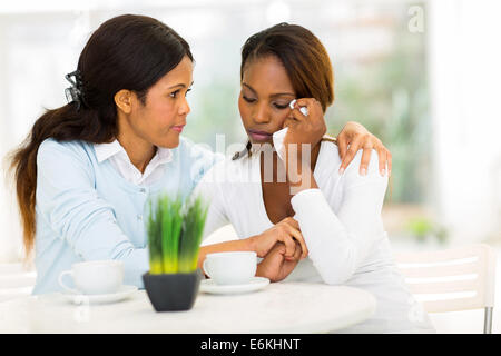 liebevolle Mitte Afrikanerin trösten traurige Tochter zu Hause im Alter von Stockfoto