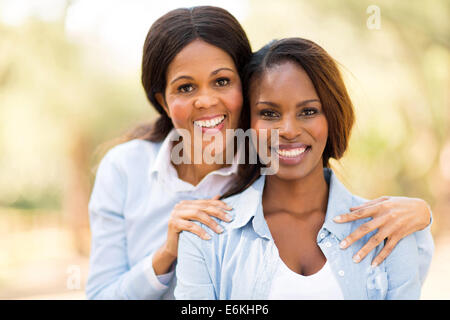 Porträt von glücklich Mitte im Alter von afrikanischen Mutter und Erwachsene Tochter im freien Stockfoto