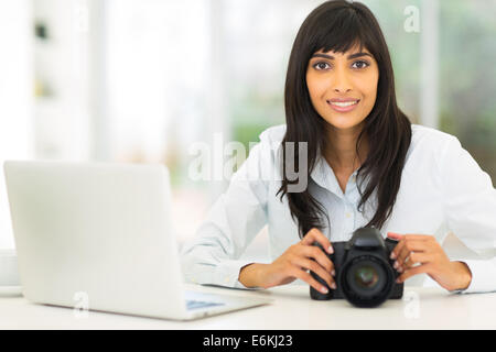 Porträt von lächelnden indische Fotografin im Büro Stockfoto