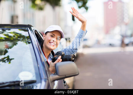 glückliche junge Frau, die in der Stadt mit dem Auto bereisen Stockfoto