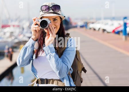 hübsche Touristen fotografieren am Hafen Stockfoto