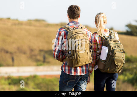 Rückansicht des paar Hand in Hand auf Berg Stockfoto