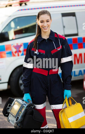 attraktive weibliche Rettungssanitäter mit tragbaren Geräten Stockfoto