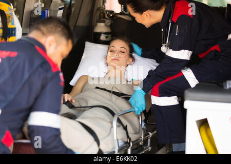 Pflege trösten kranke Patienten auf Krankenwagen Sanitäter Stockfoto