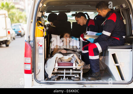 Pflege im Gespräch mit Patienten im Krankenwagen Sanitäter Stockfoto