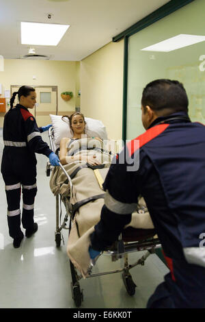 Sanitäter nehmen Patienten zum Krankenhaus Unfall Stockfoto