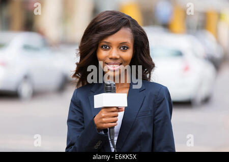 gute weibliche afrikanische Nachrichtenreporter arbeiten im freien Stockfoto