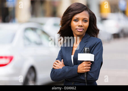 attraktive junge afrikanische weibliche Reporterin Stockfoto