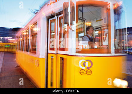 Portugal, Lissabon: Historische Straßenbahn in Bewegung Stockfoto