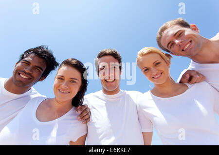 unter über Gruppe von Freunden auf der Suche nach unten im freien Stockfoto