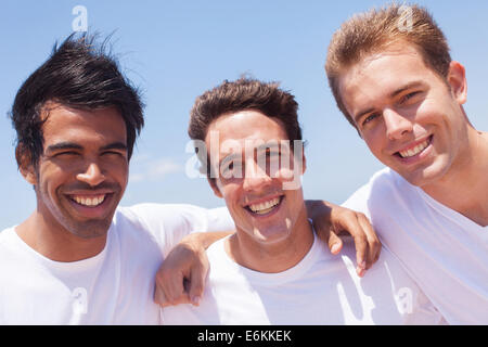 Gruppe von hübschen Jungs im freien Stockfoto