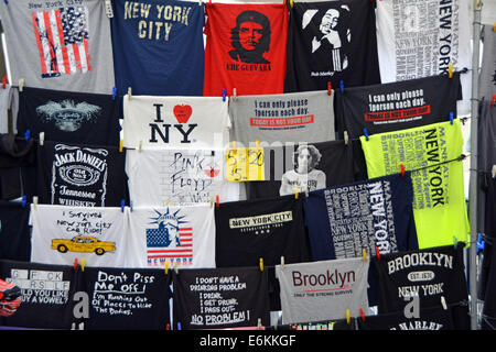 New York City T-shirts zum Verkauf an ein Straßenfest am Broadway in Greenwich Village in New York City. Stockfoto