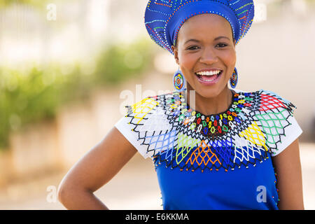 glückliche junge afrikanische Zulu Frau lachen Stockfoto