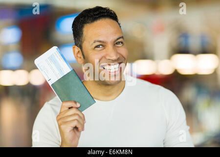 fröhlich Mitte Alter Mann, der hält, Reisepass und Boarding pass am Flughafen Stockfoto