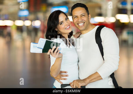 entzückende Paar mit Flugtickets und Pässe am Flughafen Stockfoto