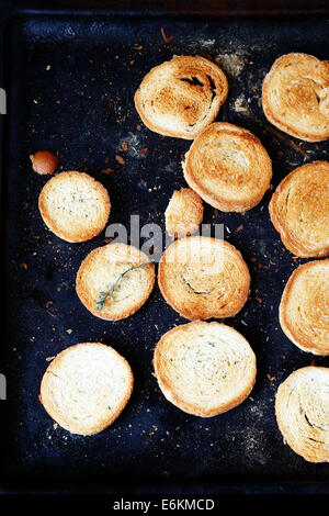 geröstetes Brot auf ein Backblech legen, Essen Nahaufnahme Stockfoto