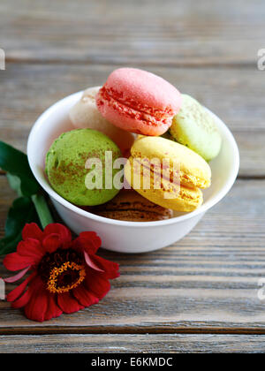 bunte Macarons in kleinen Schüssel essen Nahaufnahme Stockfoto