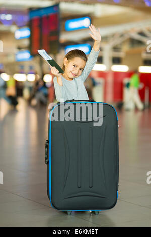 hübsches kleines Mädchen winken verabschieden am Flughafen Stockfoto