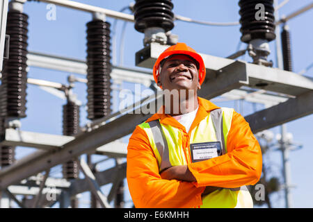Afrikanische Elektroingenieur mit verschränkten im Strom-Kraftwerk Stockfoto
