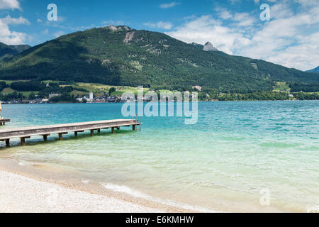 Wolfgangsee-See mit türkisfarbenem Wasser in der Nähe von Salzburg in Österreich Stockfoto