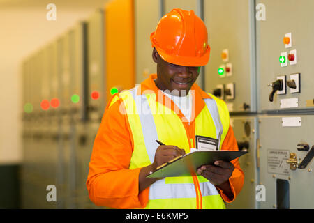 Afrikanische Elektroingenieur im Umspannwerk Kontrollraum Stockfoto